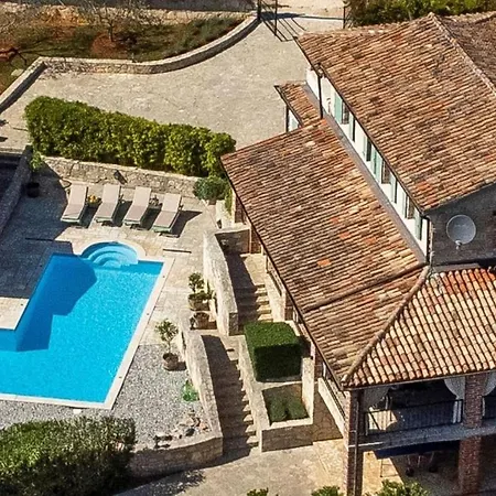 Rustic Amyra With Pool And Grill In Porec Willa