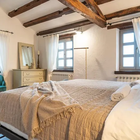 Vila Rustic Amyra With Pool And Grill In Porec *