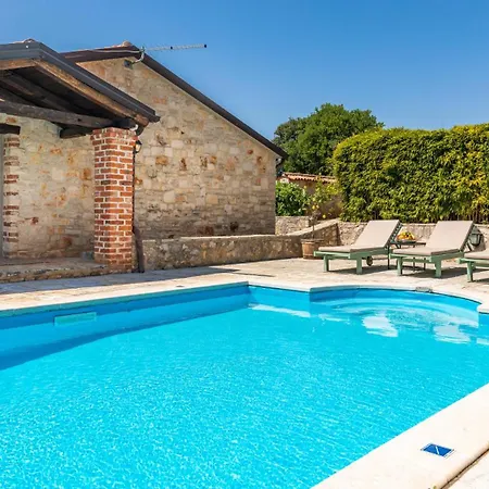 Rustic Amyra With Pool And Grill In Porec Vila *